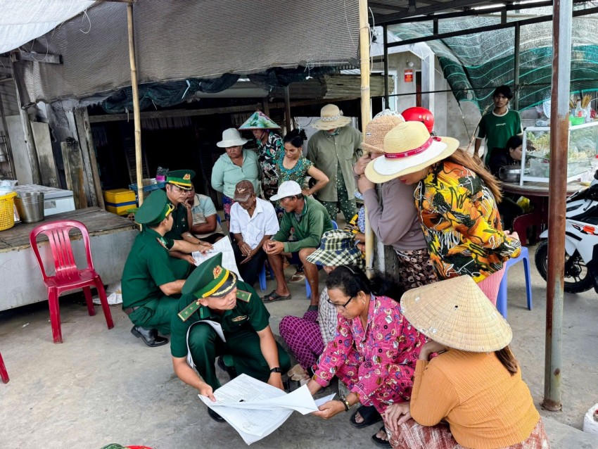 Cán bộ đồn Biên phòng Lai Hòa trực tiếp tuyên truyền cho bà con Nhân dân nắm rõ về cuộc bầu cử và người ứng cử.