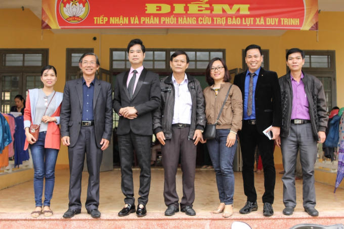 Danh ca Ngọc Sơn trao hơn 300 triệu cho đồng bào vùng bão lũ Quảng Nam
