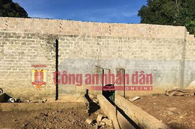 Nhà đối tượng Nguyễn Thanh Tuân kín cổng cao tường, có nhiều hốc đá, địa hình phức tạp để lẩn trốn và chống trả lực lượng truy bắt