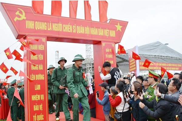 5.290 thanh niên ưu tú của tỉnh Hưng Yên hăng hái lên đường nhập ngũ.