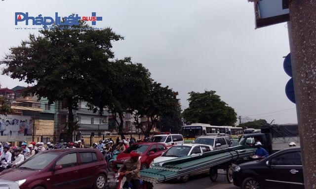 Bên ngoài bến xe Giáp Bát, các phương tiện bị ùn tắc kéo dài.