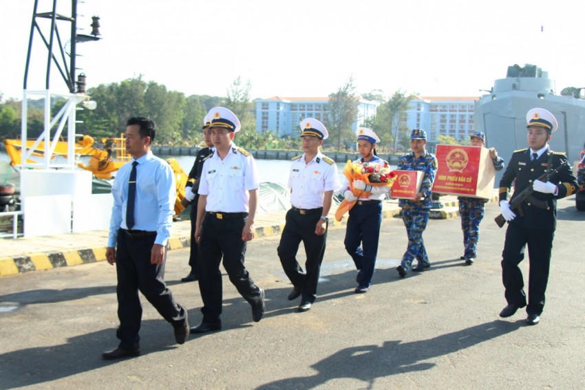 Hòm phiếu được vận chuyển xuống tàu để đưa ra các đảo