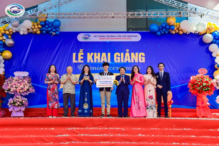 Ban lãnh đạo nhà trường trao thưởng cho nam sinh Hoàng Phạm Minh Khánh đạt Huy chương Bạc kỳ thi IOAA 2025.