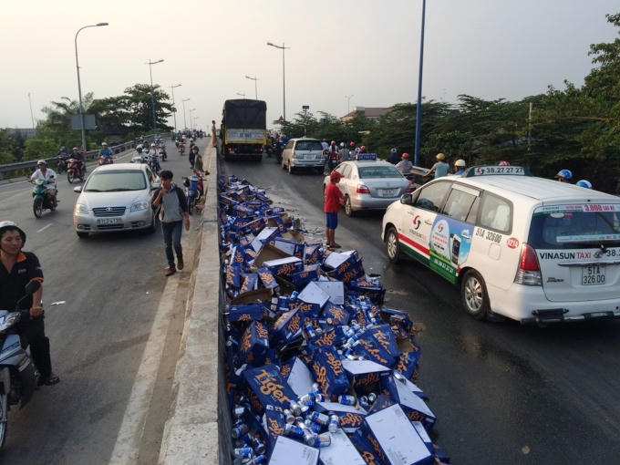 HIện trường vụ tai nạn, các thùng bia được xếp gọn bên giải phân cách.