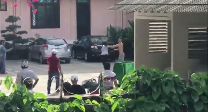 Đối tượng yêu cầu chị P. cởi áo.