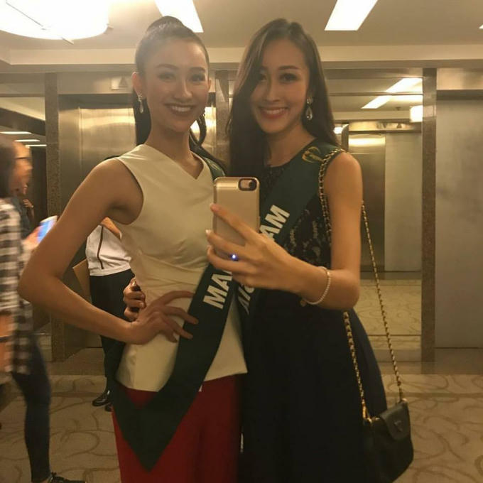 Hà Thu và bạn cùng phòng thí sinh Malaysia.