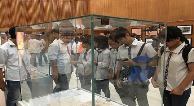 Buổi triển lãm đã thu hút sự chú ý của đông đảo người dân Quảng Ninh, đặc biệt là các bạn trẻ.