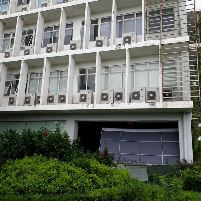 Tòa nhà giảng đường cửa kính bị vỡ vụn.