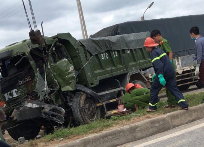 Lực lượng chức năng phải cắt ca bin mới đưa được thi thể tài xế ra ngoài.