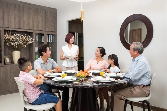 Gian bếp là nơi thể hiện rõ nét sự gắn kết và tôn vinh giá trị truyền thống của gia đình nhiều thế hệ.