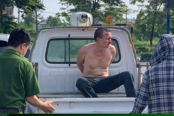 Người quần xanh đứng