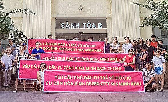 Với lý do hơn 3 năm về ở tại chung cư Hòa Bình Green City (505 Minh Khai, quận Hai Bà Trưng, TP Hà Nội) nhưng chủ đầu tư chưa trả sổ hồng như cam kết nhiều cư dân hai tòa H1 và H2 thuộc chung cư cao cấp này đã tập trung treo băng rôn đòi quyền lợi.