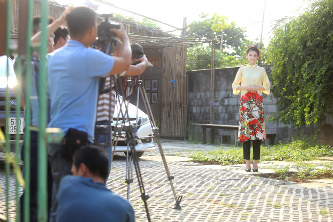 Hoa hậu Ngọc Duyên mặc áo dài rực rỡ tất bật chạy show cuối năm