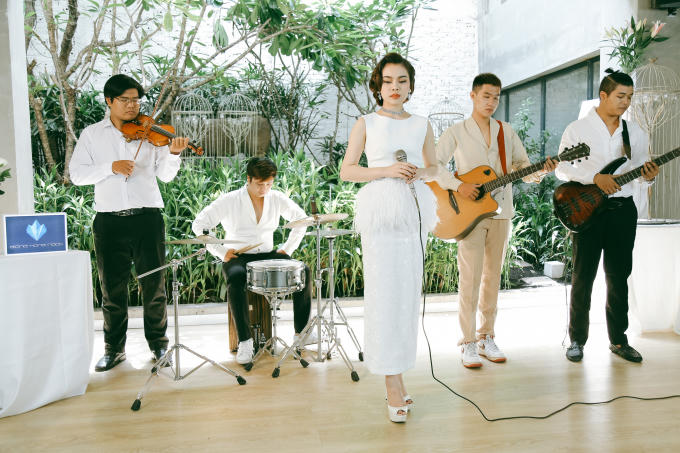 Giang Hồng Ngọc hóa quý cô cổ điển đài các trong MV nhạc xưa