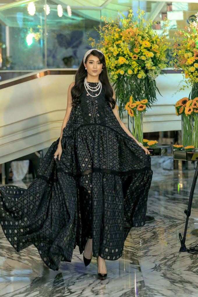 Đảm nhận vai trò vedette, Lệ Hằng đầy kiêu kỳ, cuốn hút khiến ai cũng phải ngước nhìn