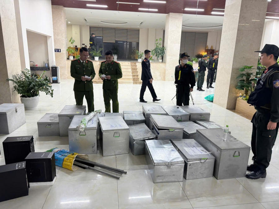 Công an tỉnh Quảng Ninh khám xét trụ sở Công ty TNHH Quan Minh trong quá trình điều tra vụ vi phạm khai thác tài nguyên. Nguồn: Công an tỉnh Quảng Ninh
