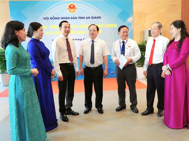 Ông Nguyễn Thanh Nhàn.Phó Bí thư Thường trực Tỉnh ủy, Chủ tịch HĐND tỉnh An Giang thảo luận cùng đại biểu nhân phiên họp HĐND tỉnh An Giang.