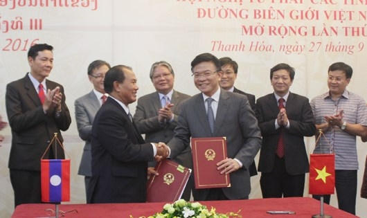 Bộ trưởng Lê Thành Long và Bộ trưởng Xay-xỉ-xẳn-ti-vông ký kết biên bản thỏa thuận về việc triển khai Dự án Hỗ trợ Học viện Tư pháp Lào.