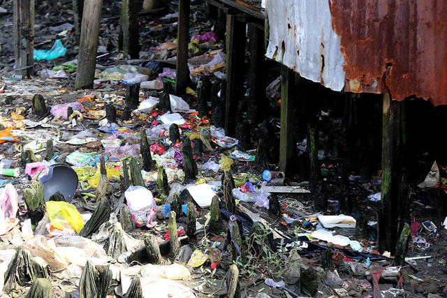 Rác thải nằm ngổn ngang.