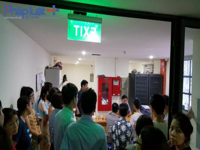 Cư dân bức xúc tập trung tại Ban Quản lý tòa nhà để kiến nghị về tình trạng mất nước kéo dài nhiều ngày qua.