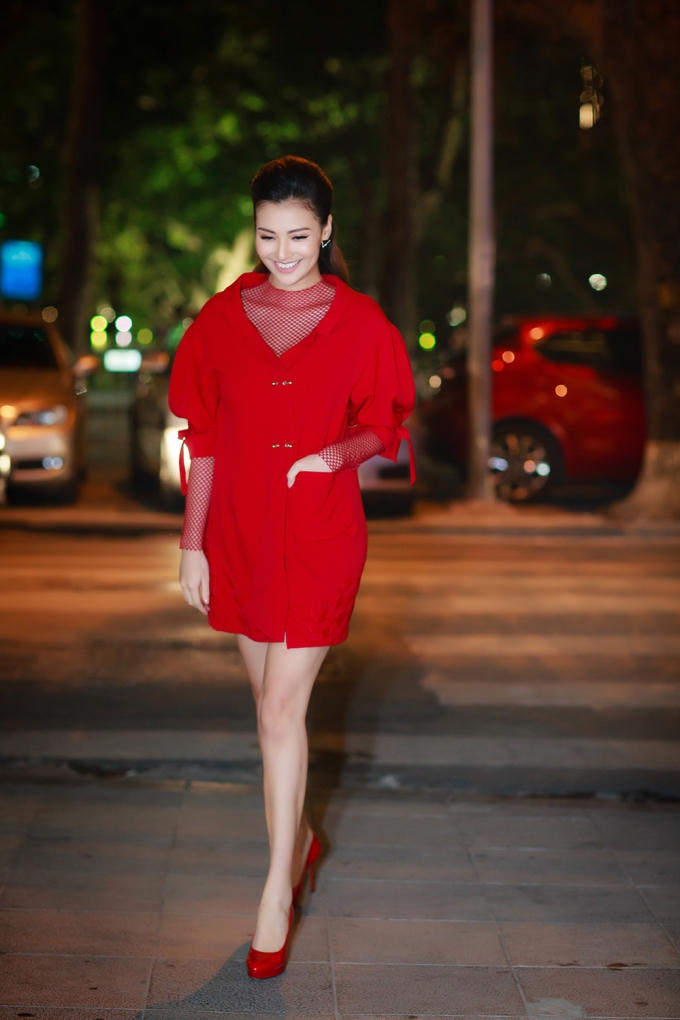 Hồng Quế mặc đi event sau khi sinh con.