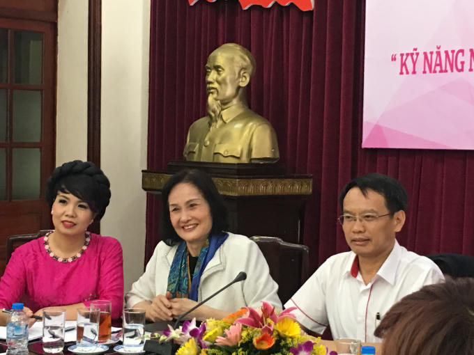Bà Nguyễn Thị Hằng (giữa) - nguyên Bộ trưởng, Bộ LĐ-TB&amp;XH, Chủ tịch Hiệp hội Dạy nghề và Nghề công tác xã hội Việt Nam tại buổi phát động.