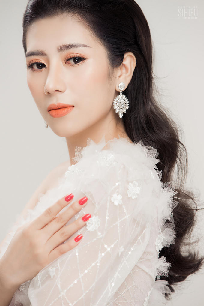 Dù bị gia đình hối thúc chuyện hôn nhân và muốn cô từ bỏ hoạt động showbiz để trở về làm một tiếp viên hàng không theo đúng chuyên ngành mà cô được đào tạo nhưng Dương Yến Nhung vẫn quyết tâm theo đuổi niềm đam mê với âm nhạc của mình.