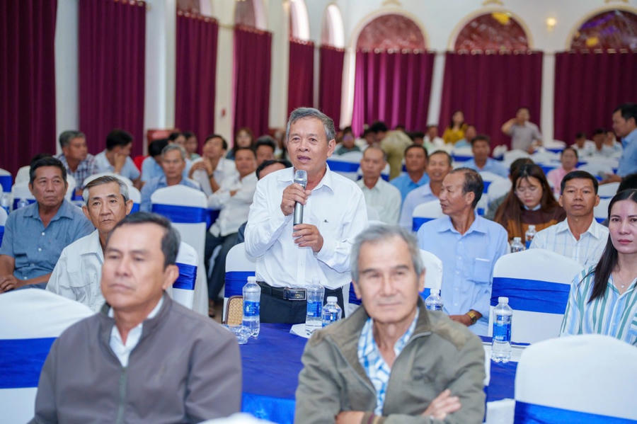 Đại biểu tham dự Hội thảo giải đáp thắc mắc cho nông dân.