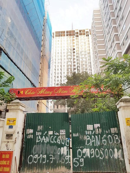Theo công nhân N.V.C, thợ xây dựng ở công trình cho biết: Ở công trình có hàng trăm công nhân đang gấp rút hoàn thiện các hạng mục “Công trình đã lẽ ra hoàn thiện lâu lắm rồi nhưng vì thiếu kinh phí và xây thêm tầng, chia thêm căn hộ nên chậm tiến độ. Lẽ ra phải bàn giao từ tháng 6 năm ngoái rồi”, anh C nói.Cũng theo anh C, công trình đã bị đình chỉ thi công, đề nghị tước giấy phép nhưng vẫn làm công khai, chỉ khi có đoàn thanh tra hay cơ quan chức năng đến kiểm tra thì nhà thầu mới yêu cầu công nhân dừng. “Công trình chia làm nhiều tổ, làm nhiều ca khác nhau cả ngày lẫn đêm. Thanh tra có nhiều lần đến kiểm tra, nhưng họ chỉ kiểm tra trong lán, trong nhà điều hành Ban quản lý dự án chứ không lên tầng, lên công trình kiểm tra”, anh C cho biết.