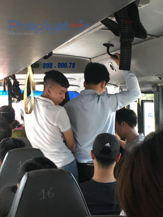 Rất nhiều người phải đứng trên chuyến xe này.