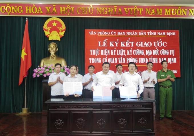 Thực hiện Chỉ thị trên, ngày 23/9, Văn phòng UBND tỉnh Nam Định đã tổ chức lễ ký kết giao ước chấp hành kỷ luật, kỷ cương, đạo đức công vụ đối với cán bộ, công chức.