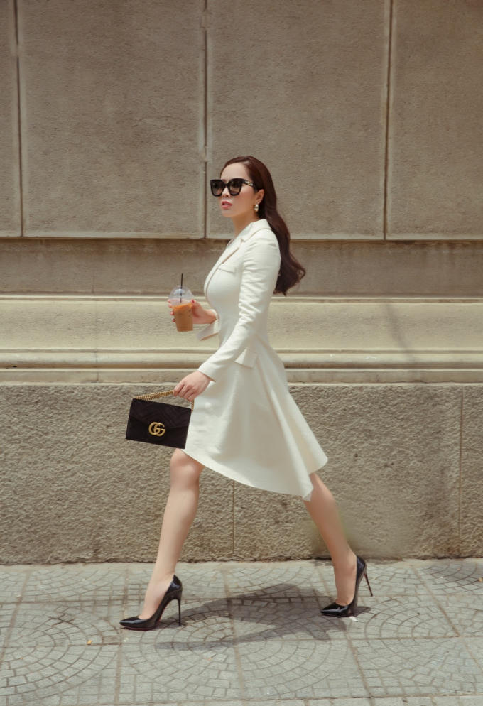 Hầu hết những bộ trang phục mà Bella lựa chọn dạo phố đều có phần tay dài nhằm đánh lừa thị giác người nhìn, khéo léo che được phần bắp tay to vì tập võ. 