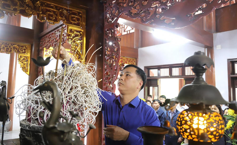 Ông Hà Kim Oanh, Bí thư Đảng ủy, Chủ tịch HĐND xã Cẩm Giàng dâng hương tại Khu di tích lịch sử Nà Tu.