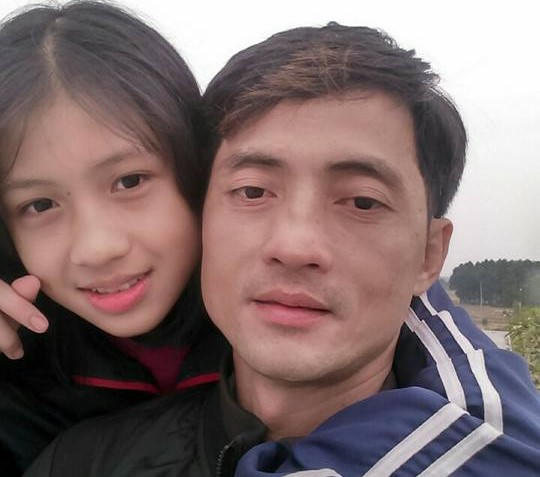 Cháu Dương chụp ảnh cùng anh Kiên.