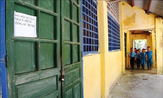 Tại Trường Tiểu học Trường An, nhiều phòng học phải khóa trái cửa, dán thông báo nguy hiểm.
