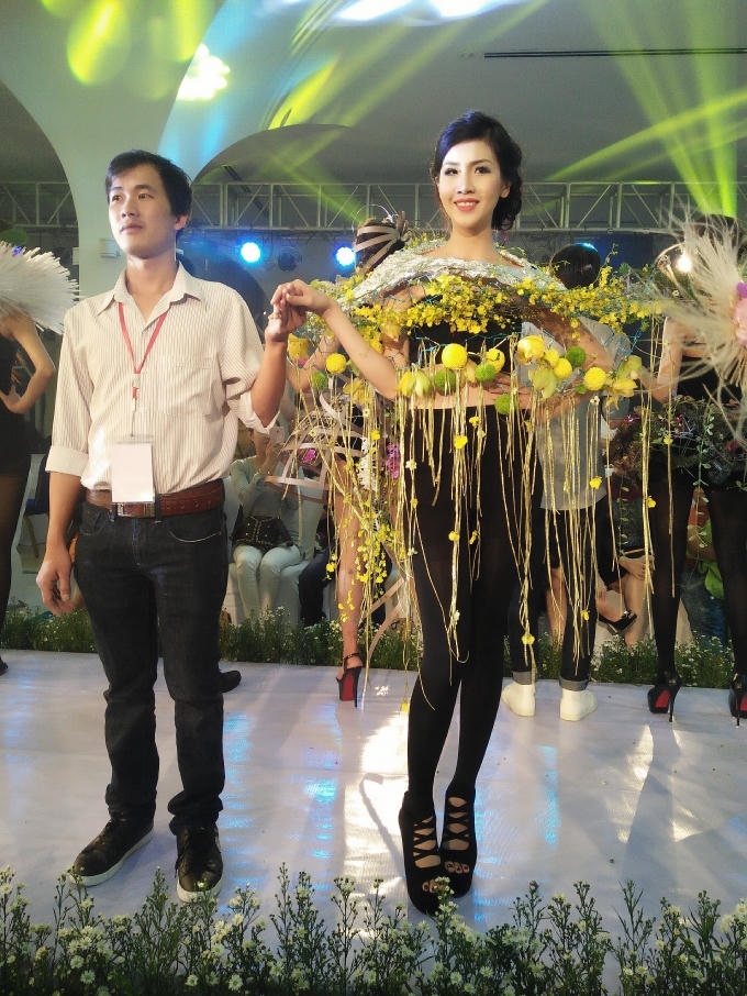 Choáng ngợp bởi những bộ trang phục làm từ hoa và vật liệu khô