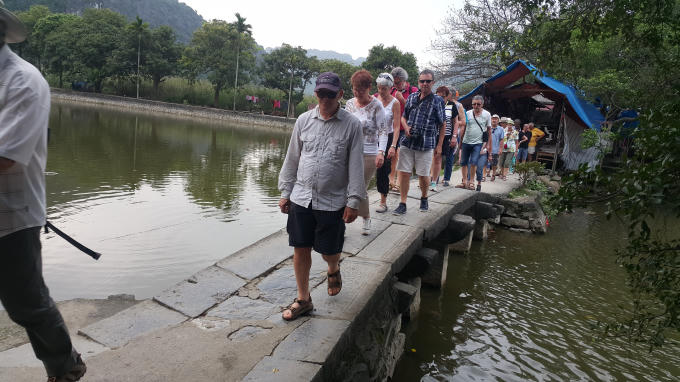 Mỗi năm nơi đây đón hàng nghìn lượt du khách trong và ngoài nước tới thăm quan. Ai nấy đều hết lời khen phong cảnh, địa thế của chùa với tầm nhìn khoáng đạt, bao trọn cả một vùng non nước điệp trùng. Nhưng bên cạnh đó một số người tỏ ra buồn rầu vì chốn cửa Phật bị xâm hại.
