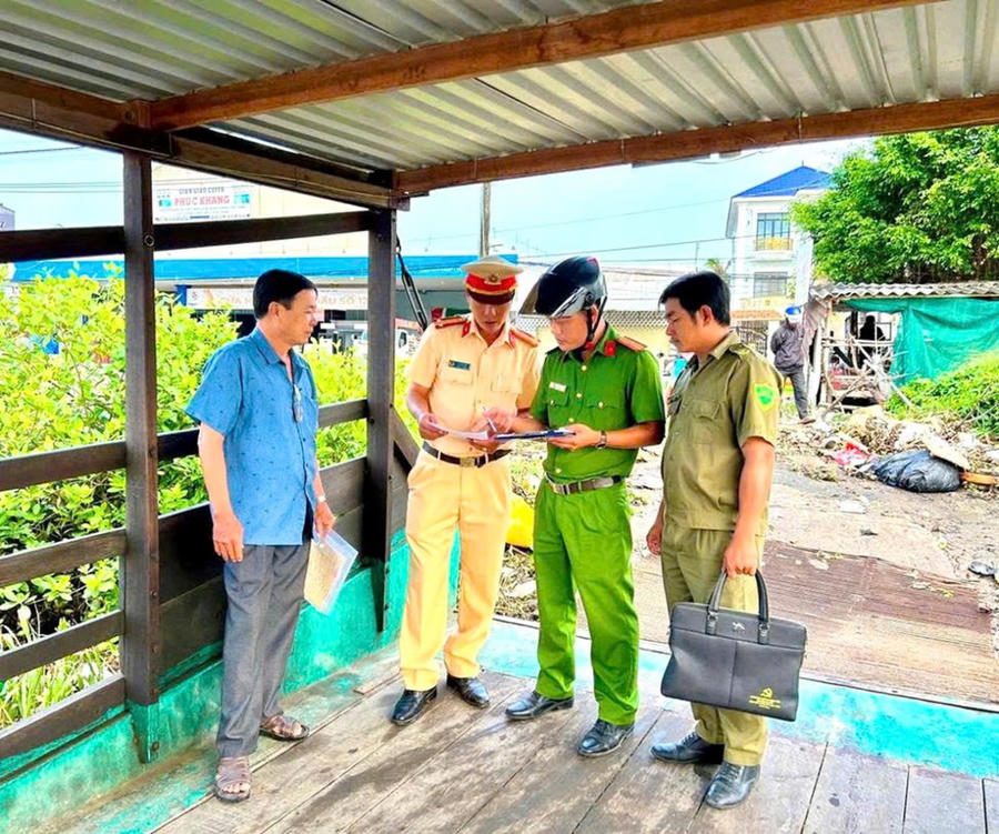 Trạm Cảnh sát giao thông đường thuỷ Gành Hào (Phòng Cảnh sát giao thông Cà Mau) phối hợp Công an phường Láng Tròn kiểm tra các bến khách ngang sông.