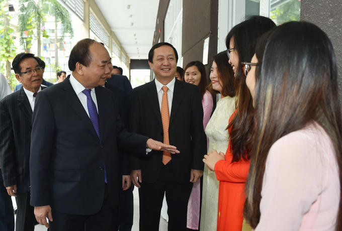 Thủ tướng thăm hỏi cán bộ của trường.