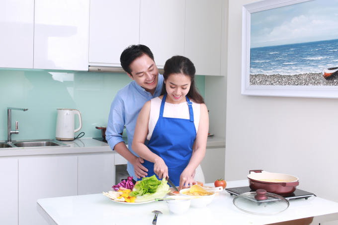 Khi chồng chia sẻ việc bếp núc cùng vợ, những khoảnh khắc lãng mạn và hạnh phúc thật sự của gia đình xuất hiện.