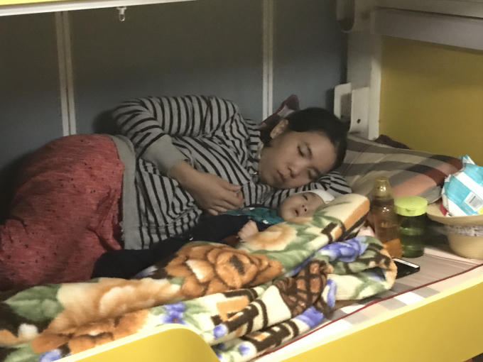 Mẹ con bé trai 8 tháng tuổi được đưa về bờ chữa trị kịp thời.