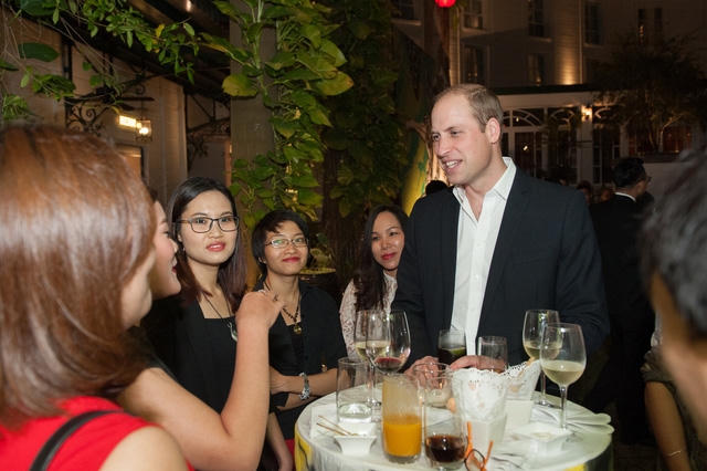 Trong chuyến thăm Việt Nam đầu tiên này, Hoàng tử cũng tham dự một hội nghị quốc tế về chống buôn bán trái phép động thực vật hoang dã. (Ảnh: Đại sứ quán Anh tại Việt Nam)