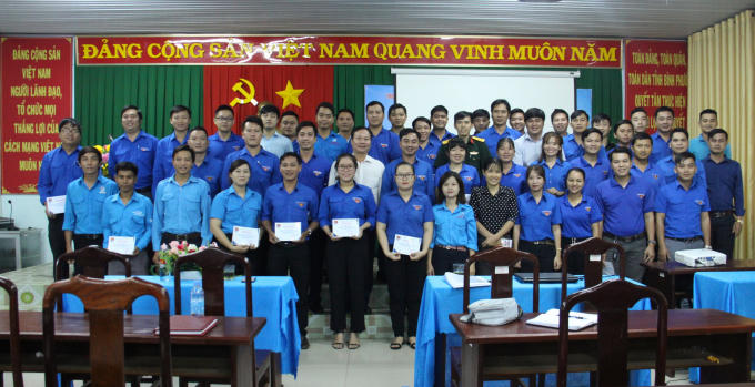 Báo cáo viên Lương Thị Diệu - nguyên Phó Chủ tịch Thường trực Hội LHPN tỉnh Bình Phước nhiệt tình san sẻ cho các bạn trẻ phương cách tổ chức tư vấn cho phụ huynh về phòng chống bạo lực và xâm hại