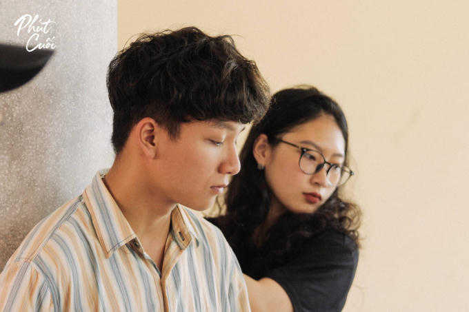 “Điều thuận lợi cho mình để có thể đảm nhiệm tốt vai diễn này là bản thân mình và nhân vật có khá nhiều điểm tương đồng với nhau - đều là người vô tư vô lo, luôn suy nghĩ tích cực về cuộc sống và rất trân trọng những giây phút được ở cạnh những người mình thương yêu” - Nam Nguyễn (vai Sửu) chia sẻ.