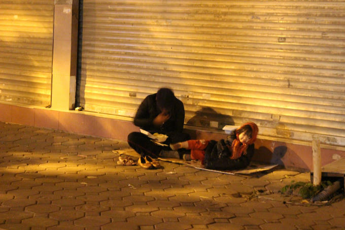 &nbsp;Dường như với người v&ocirc; gia cư, chỗ n&agrave;o c&oacute; thể nằm, chỗ đ&oacute; l&agrave; nh&agrave;. Chỉ với một tấm b&igrave;a c&aacute;t t&ocirc;ng mỏng l&agrave; c&oacute; thể ngủ qua đ&ecirc;m.