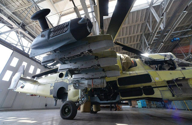 Cá sấu Ka-52 được trang bị hỏa lực rất mạnh gồm pháo tự động 30 mm 2A42-1, các tên lửa chống tăng dẫn đường bằng laser 9K121 Vikhr và các tên lửa không điều khiển S-8.