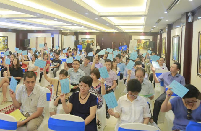 Cổ đông biểu quyết thông qua chương trình đại hội