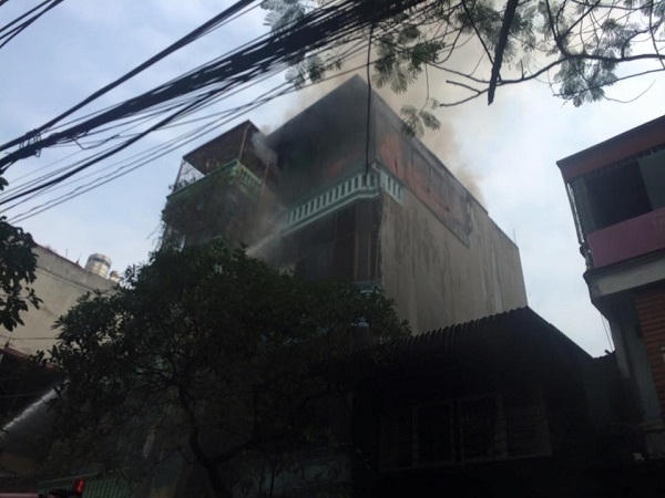 Hai ngôi nhà số 26 ngõ 281 và nhà số 07 ngõ 283 phố Trần Khát Chân (phường Thanh Nhàn, quận Hai Bà Trưng, Hà Nội) bị cháy.