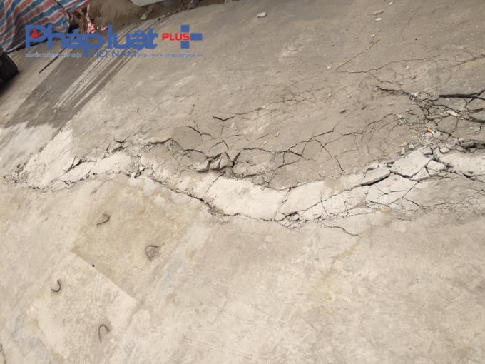 Vết nứt kéo dài ngay sát hệ thống nước trong khu vực Bệnh viện Nội tiết TW (Ảnh Thanh Thắng).