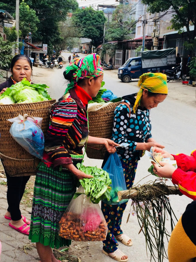 Vì chỗ bán hàng bị "đầu cơ" bán trao tay kiếm lợi nhuận khổng lồ rồi, nên bà con phải tràn ra đường phố, chiếm dụng vỉa hè để bán hàng như thế này. Rất mất mỹ quan và tiềm ẩn nguy cơ tai nạn chết người. Ảnh Việt Nguyễn.